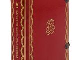 un vieux livre rouge orné de dorures et d'une bordure dorée