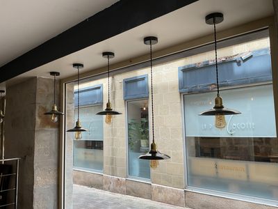 many lights that are hanging from the ceiling in the room