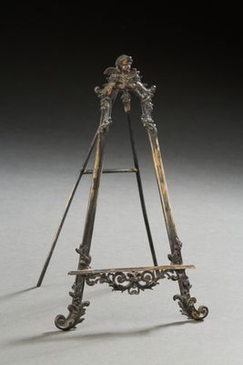 an old fashioned easel with a wooden stand and a metal handle