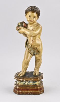 statue d'un garçon tenant une fleur sur un socle