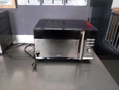 un micro-ondes posé sur une table dans une pièce