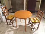 deux chaises et une table dans une petite cuisine