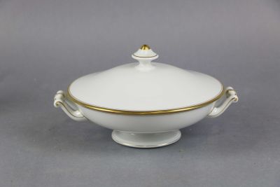 une image représentant un bol blanc orné d'une bordure dorée et muni d'un couvercle