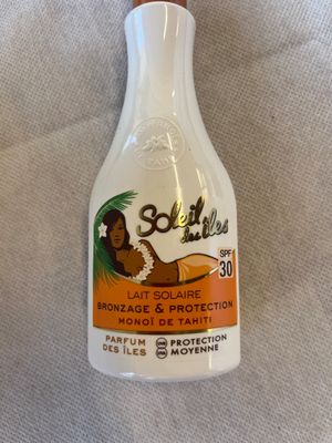 une photo d'un flacon de crème solaire posé sur une table
