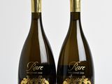 deux bouteilles de vin posées sur une table en bois
