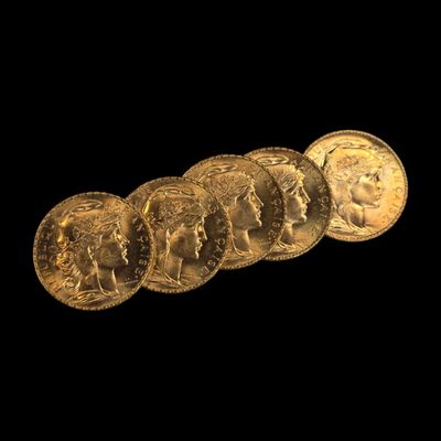 un gros plan sur un tas de pièces d'or sur fond noir