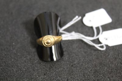 une bague noire et dorée ornée de pendentifs