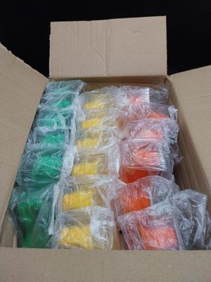 une boîte remplie de jouets en plastique de différentes couleurs