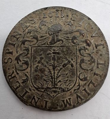 Gros plan sur une pièce de monnaie portant des armoiries