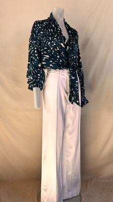 une photo d'un mannequin portant un haut noir et blanc et un pantalon blanc