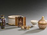 de nombreux types de vases et de bols sur la table
