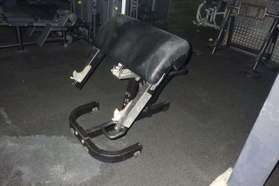 une photo en noir et blanc d'un appareil de musculation