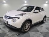 Le SUV Nissan Juke blanc est garé dans une grande pièce.