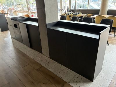 un comptoir noir et blanc au milieu d'une pièce