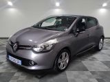la voiture grise est garée sur un sol en damier dans le garage