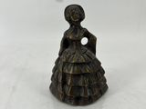 une petite figurine en bronze représentant une femme en robe