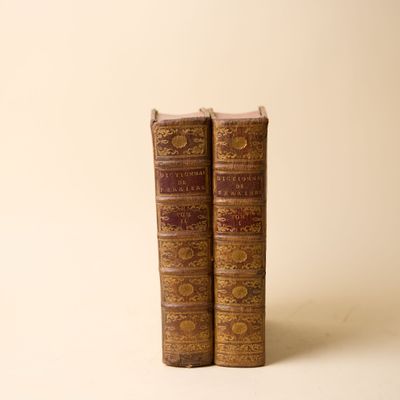 deux vieux livres posés sur une table