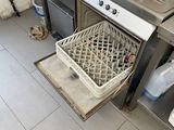 une image d'une cuisine avec un évier et un lave-vaisselle