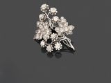 une broche en forme de fleur sertie de diamants, signée Van Cleef