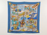 une écharpe bleue et jaune sur laquelle est représentée une ville