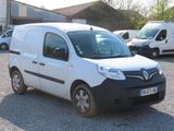 une camionnette blanche garée dans un parking