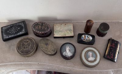 une table sur laquelle se trouvent de nombreux petits objets