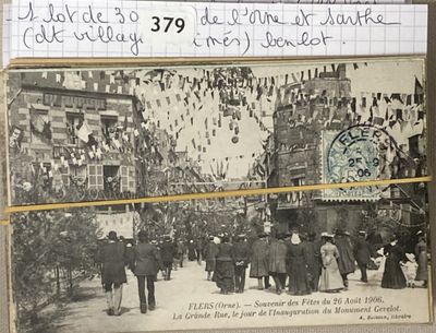 une vieille photo montrant une foule de gens marchant dans la rue
