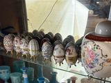 de nombreux vases et tasses exposés dans une vitrine