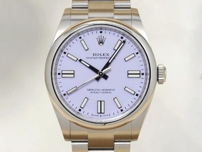 une montre en argent et en or avec un cadran blanc