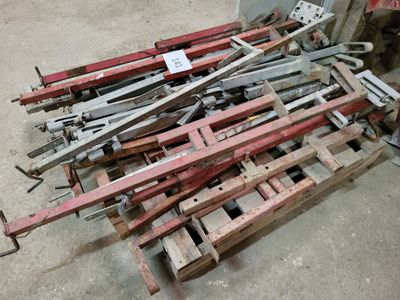 a pile of tools that are sitting on a pallet