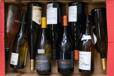plusieurs bouteilles de vin dans une caisse sur la table