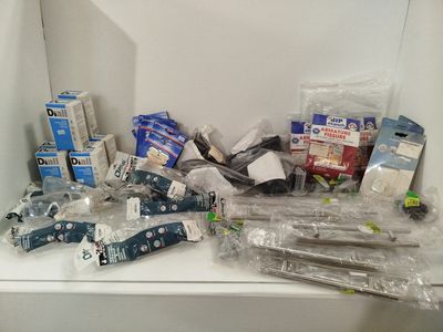 de nombreux objets qui sont posés sur une étagère dans une pièce