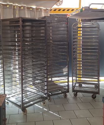 de nombreux plateaux de nourriture sur les chariots dans la cuisine