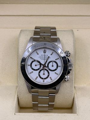 La montre est présentée dans un coffret sur fond blanc.