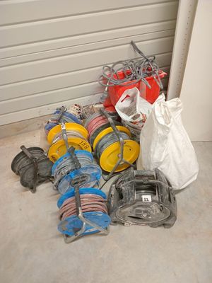 de nombreux types de tuyaux posés par terre à côté d'une porte de garage