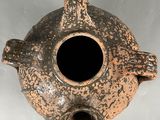 un vase marron avec un trou noir au milieu
