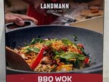 une boîte de « BBQ Wok » posée sur un plan de travail