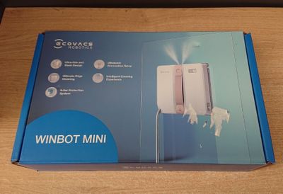 une boîte contenant une console Wii posée sur une table en bois