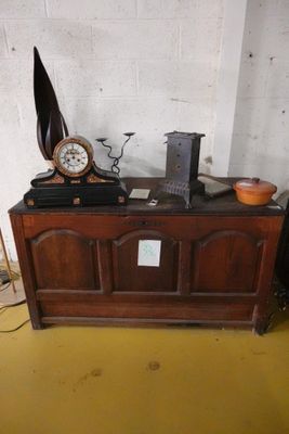 un meuble en bois surmonté d'une horloge