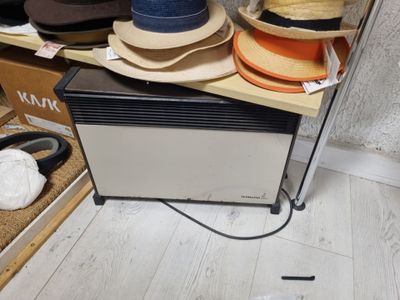 de nombreux chapeaux posés sur une étagère dans une pièce