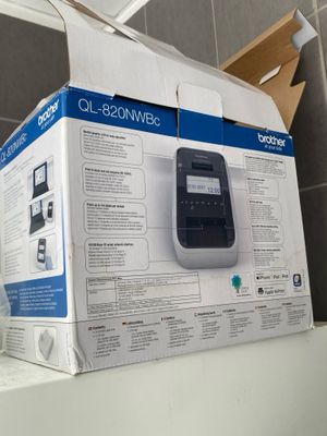 a box with a picture of a cell phone inside of it