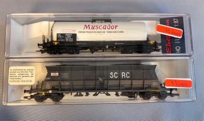 two train cars that are sitting side by side on a table