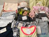 de nombreux types de vêtements différents posés sur la table