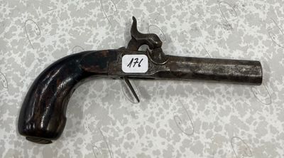 un vieux pistolet portant un numéro, posé sur une table
