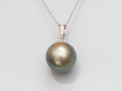 un pendentif composé d'une perle noire et de diamants, monté sur une chaîne en argent