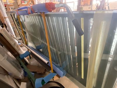 une photo montrant la pose d'une fenêtre dans un immeuble