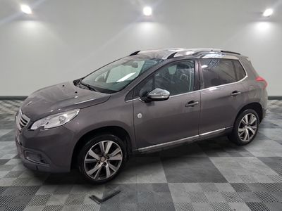 la photo d'une voiture grise garée dans un garage