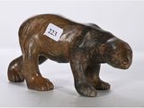 figurine d'ours brun avec une étiquette de prix autour du cou