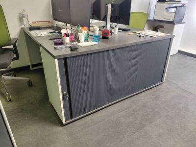 une photo d'un bureau encombré d'objets