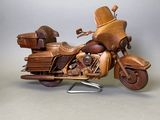 une maquette en bois représentant une moto avec des bagages à l'arrière